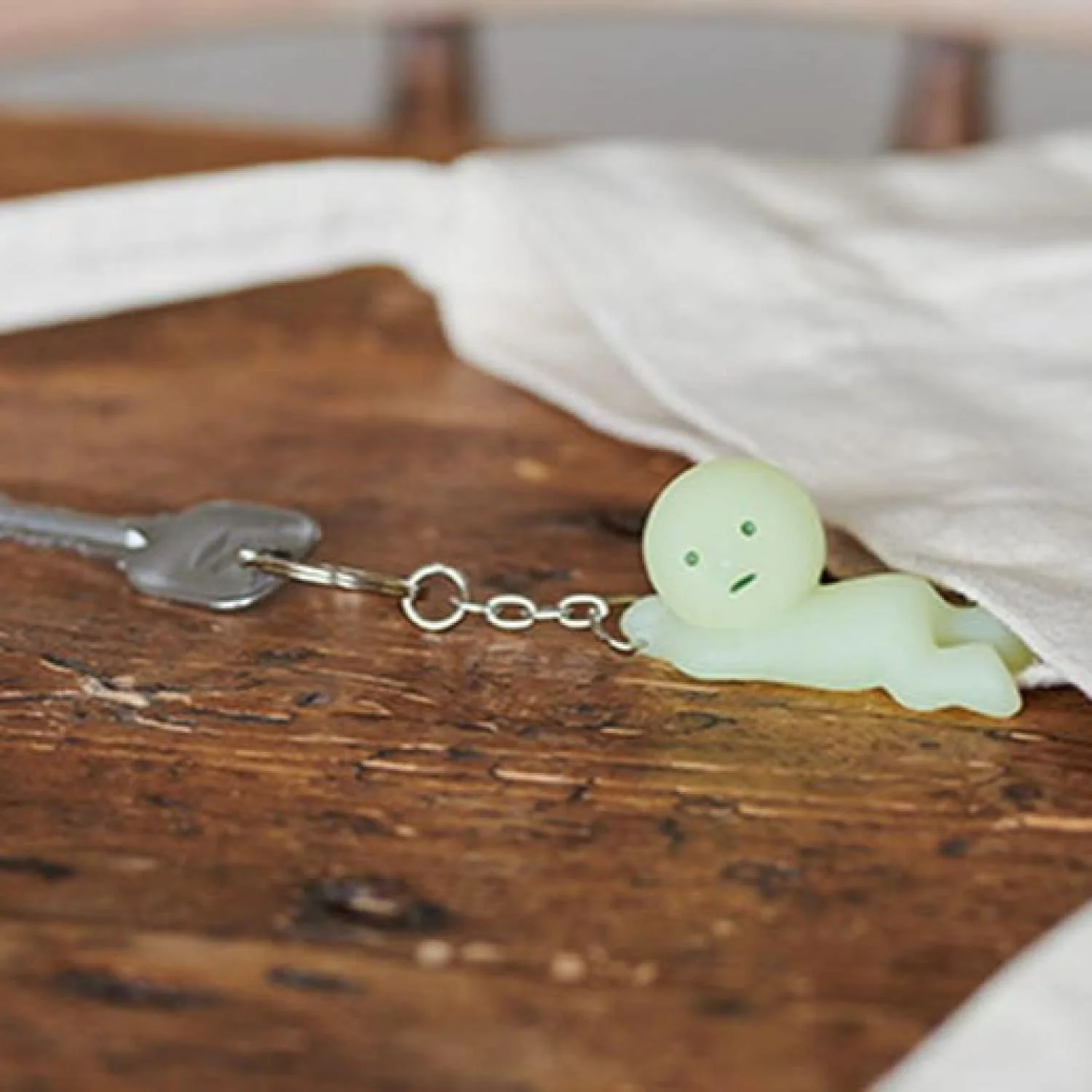 Smiski Grabbing Keychain Figurine - Image 2